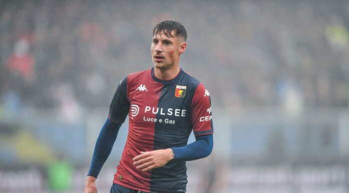 Pinamonti e un autogol dopo il rosso a Tourè, il Genoa passa a Udine