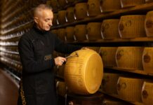 Parmigiano Reggiano, battitura al via per controllare la qualità