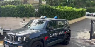 Minaccia i genitori per farsi consegnare i soldi per la droga, arrestato a Roma