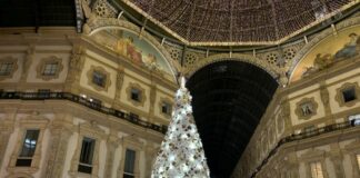 Milano, acceso in Galleria l’albero di Natale di Dior Parfume