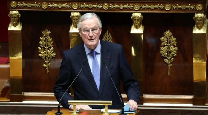 Passa la sfiducia, cade in Francia il governo Barnier. Macron si rivolgerà alla nazione