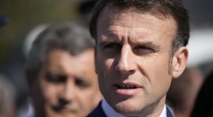 Francia, Macron “A giorni nominerò il nuovo primo ministro”