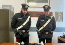 Droga nel doppiofondo dietro la lavatrice, arrestato 24enne