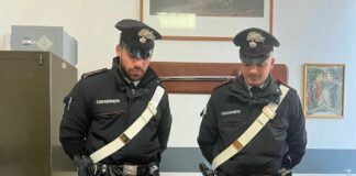 Droga nel doppiofondo dietro la lavatrice, arrestato 24enne