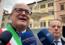 Tornano a risplendere la facciata di Palazzo Farnese e le due fontane della piazza