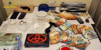 Sequestrati 2.5 chili di cocaina ed un revolver, tre arresti a Gela