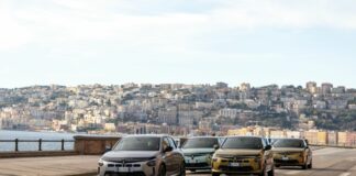 La nuova Lancia Ypsilon sfila sul lungomare di Napoli