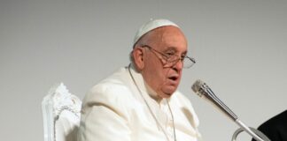 بابا الفاتيكان يدعو الحكومات للاستماع إلى صرخة السلام