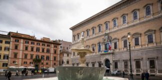 Pnrr Caput Mundi, conclusi restauri fontane di Piazza Farnese a Roma