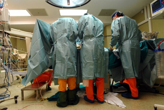 EQUIPE TRAPIANTO DEL FEGATO DELL' OSPEDALE ISTITUTO DEI FEGATO