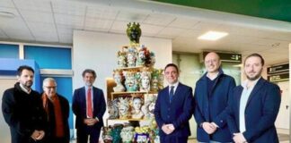 All’aeroporto di Catania un albero di Natale con decine di teste di moro