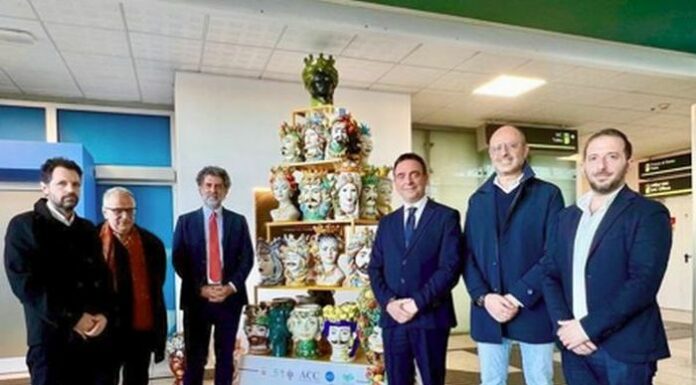 All’aeroporto di Catania un albero di Natale con decine di teste di moro