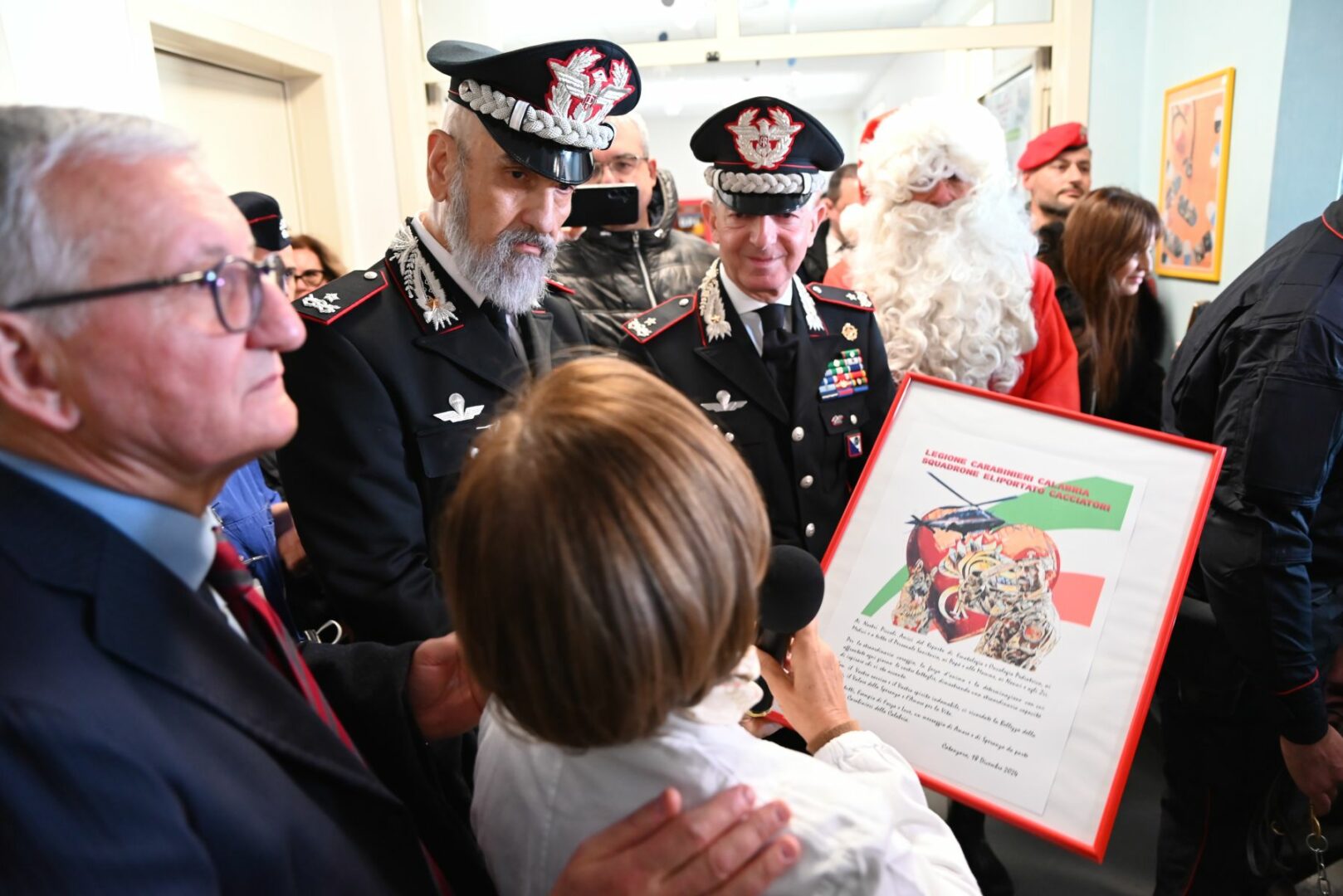 I Carabinieri consegnano doni ai piccoli degenti degli ospedali di Catanzaro I Carabinieri consegnano doni ai piccoli degenti degli ospedali di Catanzaro
