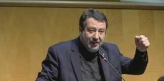 سالفيني يخاطر بست سنوات في محاكمة “أوبن آرمز”