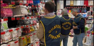Milano, maxi sequestro di 47 mln di addobbi per feste non certificati