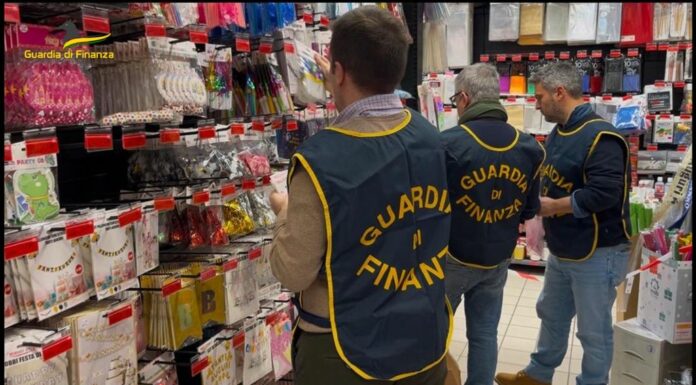 Milano, maxi sequestro di 47 mln di addobbi per feste non certificati