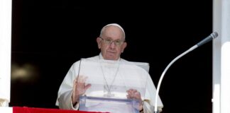 Papa Francesco “In famiglia serve l’ascolto, no teste basse sul cellulare”