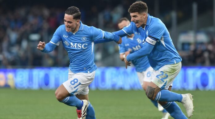 Il Napoli batte il Venezia 1-0 e ritrova la vetta