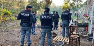 Tensioni durante sgombero Forte Portuense a Roma, lancio di oggetti e feriti