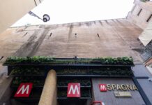 Incendio a Villa Borghese, evacuate due stazioni della metro a Roma. Un 16enne intossicato