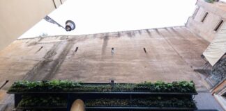 Incendio a Villa Borghese, evacuate due stazioni della metro a Roma. Un 16enne intossicato