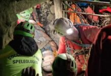 La speleologa Ottavia Piana estratta dalla grotta, ora in ospedale