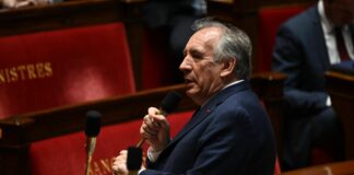 Francia, cade il governo Bayrou. Le Pen: “Questa è la fine di un’agonia”