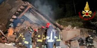 Crolla villetta per un’esplosione nel Lucchese, un morto e una donna dispersa