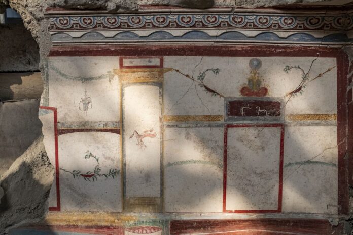 POMPEI - l'antica città romana di Pompei. Gli archeologi hanno scoperto una casa riccamente piccola con affreschi finemente conservati di scene mitologiche nel quartiere centrale dell'antica città di Pompei, lungo Via dell'Abbondanza