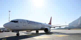 Malta, two passengers flee after emergency landing