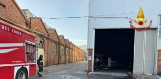 Incendio all’alba in viale Sarca a Milano, nessuna persona coinvolta