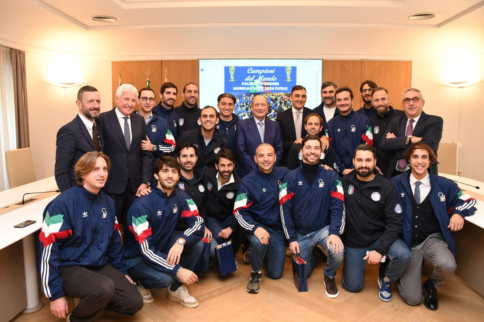 Schifani premia la squadra di giuristi-calciatori Campioni del Mondo