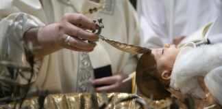 Papa Francesco battezza 21 bambini nella Cappella Sistina