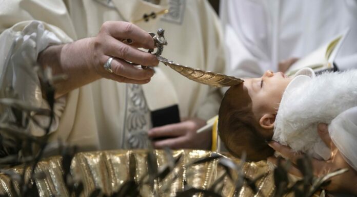 Papa Francesco battezza 21 bambini nella Cappella Sistina