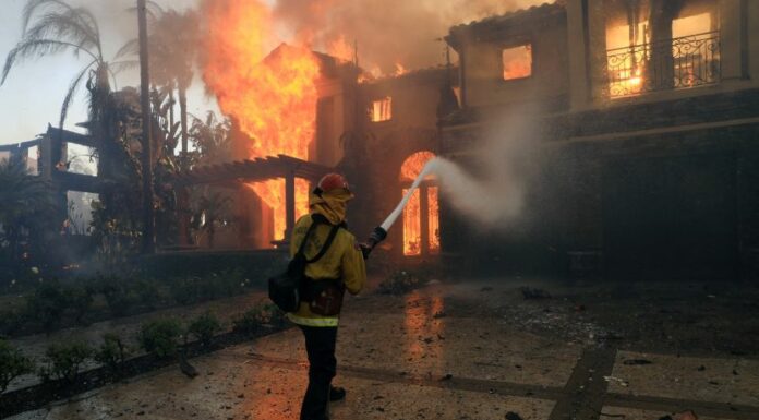 Salgono a 24 i morti a Los Angeles, preoccupano le condizioni meteo