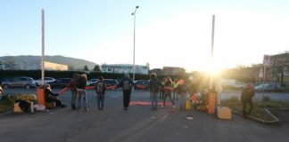 Brescia, 50 attivisti bloccano ingresso Leonardo, “Stop armi a Israele”