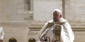 Papa Francesco cade a Santa Marta, contusione al braccio