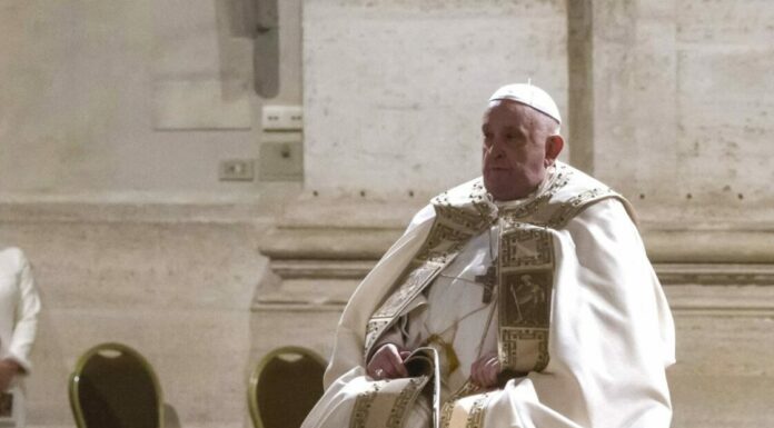 Papa Francesco cade a Santa Marta, contusione al braccio
