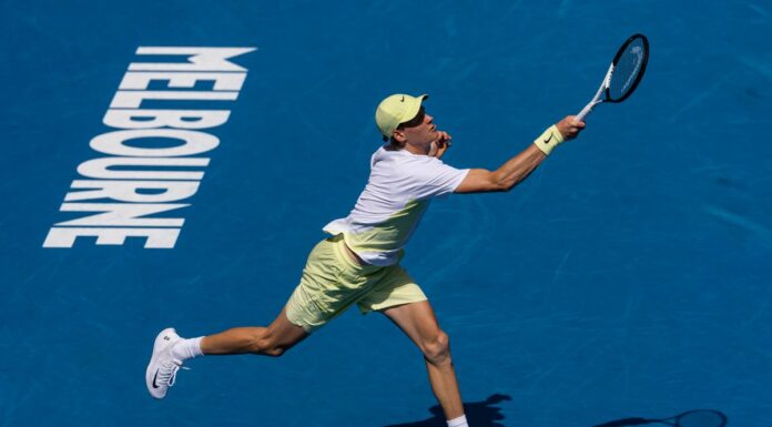Sinner soffre un set ma avanza a Melbourne