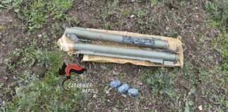 Trovati due bazooka e bombe a mano in un terreno nel Napoletano