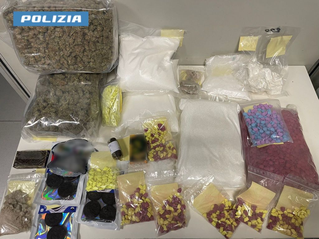Milano, 20 kg di droga, caramelle e biscotti al Thc in box. Arrestato