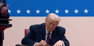 Trump firma i primi provvedimenti e grazia gli assalitori di Capitol Hill