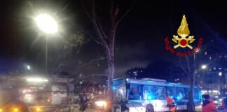 Autobus si schianta contro un albero a Milano, otto feriti