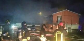 Esplosione per una fuga di gas a Catania, otto feriti. Si scava tra macerie