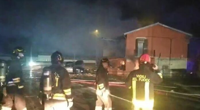 Esplosione per una fuga di gas a Catania, otto feriti. Si scava tra macerie