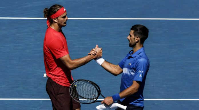 Djokovic si ritira dopo un set, Zverev in finale a Melbourne