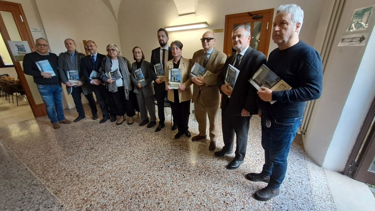 Libro foto racconta la vita dietro le sbarre al minorile di Bologna Libro foto racconta la vita dietro le sbarre al minorile di Bologna