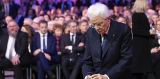 Mattarella ad Auschwitz depone una candela per le vittime