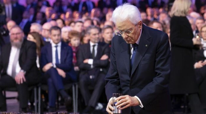 Mattarella ad Auschwitz depone una candela per le vittime
