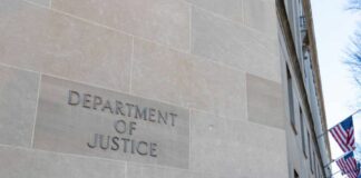 Trump licenzia i procuratori che hanno indagato su di lui